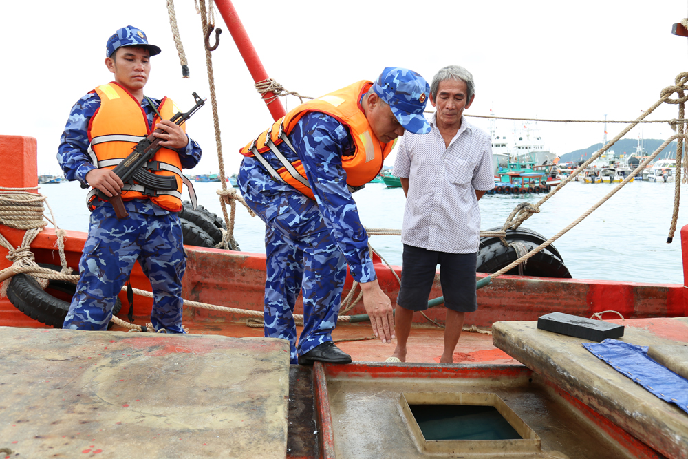 Bộ Tư lệnh Vùng Cảnh sát biển 4 liên tiếp bắt giữ tàu chở dầu D.0 không rõ nguồn gốc